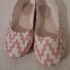 Movmnt Macy Flat Shoes 7.5 white beige zigzag lines